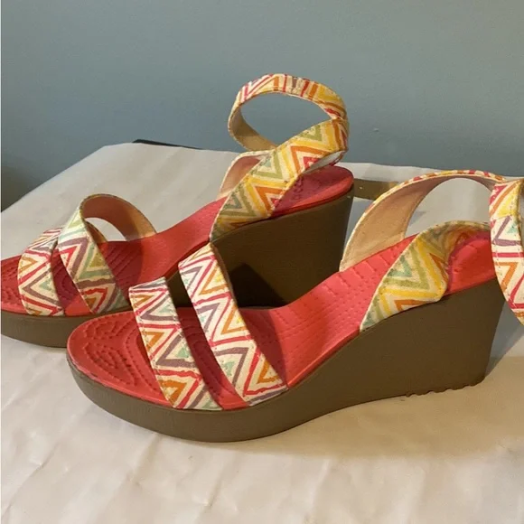 Crocs Size 7.5 - Picture 2 of 3